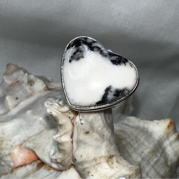 White Buffalo Turquoise heart vintage ring - Picture 2 of 11